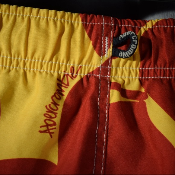 vintage abercrombie and fitch Shorts Hawaiian Print Men’s Size Medium Red Yellow - Picture 3 of 6